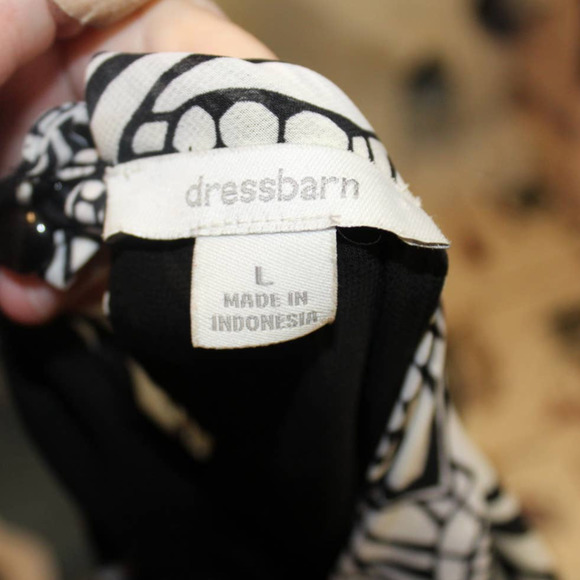 Dress Barn Women's Large Black/ White Feather Print Blouse - Picture 3 of 6